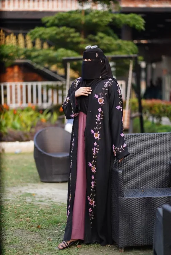 Muslima Dubai Embroidered Burqa Set আপনার পর্দা হোক পূর্ণতা ও সৌন্দর্যের নিখুঁত সংমিশ্রণ