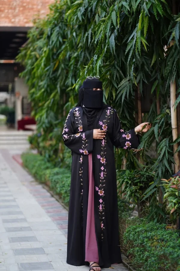 Muslima Dubai Embroidered Burqa Set আপনার পর্দা হোক পূর্ণতা ও সৌন্দর্যের নিখুঁত সংমিশ্রণ