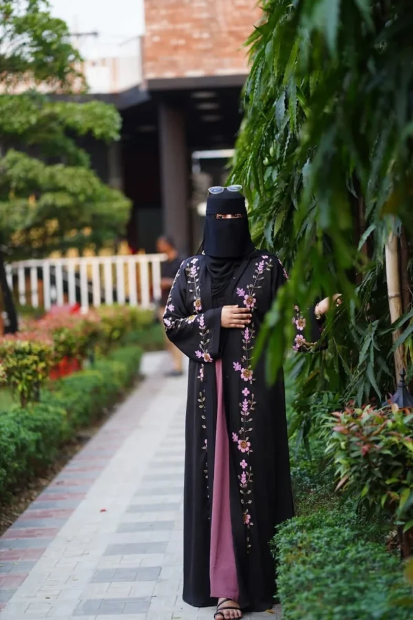 Muslima Dubai Embroidered Burqa Set আপনার পর্দা হোক পূর্ণতা ও সৌন্দর্যের নিখুঁত সংমিশ্রণ