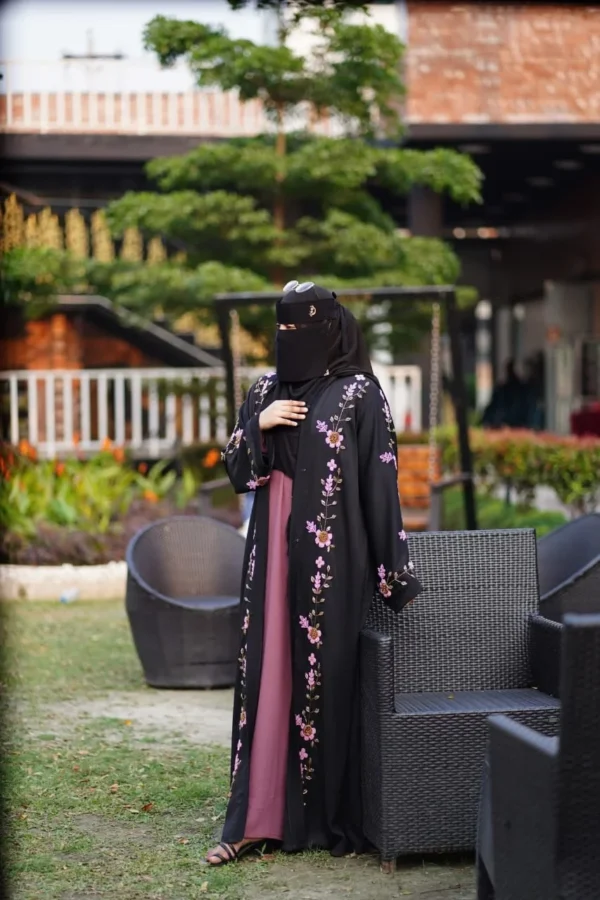 Muslima Dubai Embroidered Burqa Set আপনার পর্দা হোক পূর্ণতা ও সৌন্দর্যের নিখুঁত সংমিশ্রণ